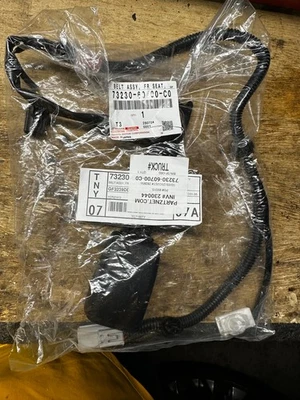 2016-2021 Toyota Land Cruiser — пряжка ремня безопасности водителя — (73230-60700-C0) - Изображение 1 из 4