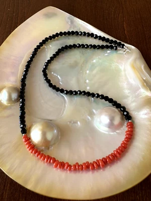 Collana a "pepite" di vero corallo rosso del mediterraneo e pallini di onice - Immagine 1 di 4