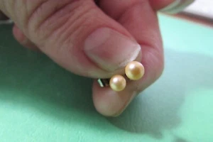 DB Vintage AVON 1/8" cream colored faux pearl pierced post earrings - Picture 1 of 3