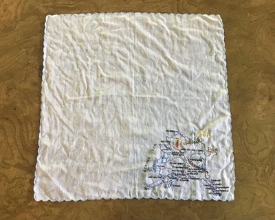"Pañuelo bordado mapa de Alaska de recuerdo vintage de 11 1/2"", pañuelo, borde de vieira" Foto 1 de 4