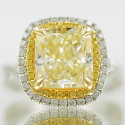 Elegante anillo de compromiso amarillo de diamantes talla cojín de oro de 18 k certificado GIA 3,2 CTW Foto 1 de 4