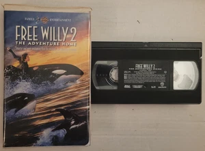 📼 VINTAGE 📼 Free Willy 2: The Adventure Home 📼 (VHS, 1995) 📼 TESTED 📼 - Imagen 1 de 2