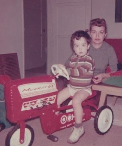 Tractor a pedales Christmas Morning Boy 1961 Murray Mom Tree sala de estar - Imagen 1 de 3