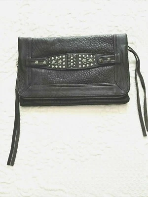 NUEVO SIN ETIQUETAS ~ CENIZA OZZY ~ ESTRELLAS CON TACHUELAS DE METAL ~ MONEDERO/EMBARCO DE MANO DE CUERO GRANULADO NEGRO ~ IMPRESIONANTE ~  Foto 1 de 4