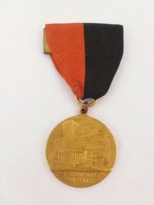 VINTAGE SUNPAPERS MEDAL BASKETBALL GOLD FILLED GF 126 - Picture 1 of 2