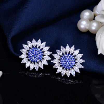 Precioso pendiente de flor enchapado en oro blanco piedra de circonita cúbica verde Foto 1 de 4