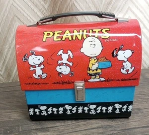 Vintage Peanuts Snoopy & Friends Metall Kuppel Brotdose mit Riegel - Bild 1 von 8