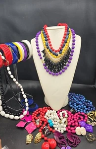 60 Stck. Set Vintage 1970er-80er Jahre Kostüm Schmuck alle tragbaren Ohrringe Armband Halskette - Bild 1 von 13