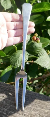 Antiguo tenedor para servir carne de plata fina 800 austriaco de principios del siglo XX Foto 1 de 4