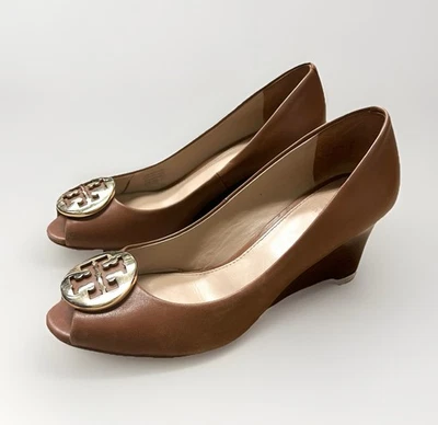 Zapatos Tory Burch Mujer 6.5 Benton Cuero Tostado Cuñas Punta Abierta Tacones Logo Dorado Foto 1 de 4