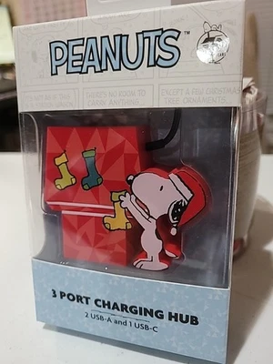 NUEVO Hub de carga USB de 3 puertos Peanuts Snoopy Doghouse vacaciones de Navidad Foto 1 de 2