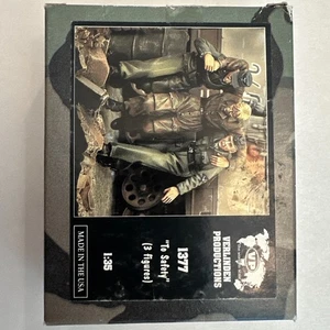 Verlinden 1/35 "To Safety" German Tankers carrying Wounded WWII (3 Figures) 1377 - Picture 1 of 3