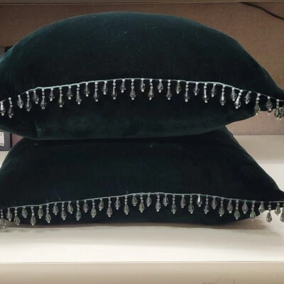 Juego de 2 almohadas de terciopelo verde oscuro con adornos de cuentas grandes elegantes Foto 1 de 4