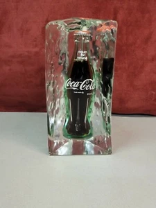 Bottiglia Coca Cola Vintage Sospesa in Blocco Ghiaccio Lucite - Foto 1 di 5