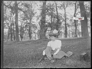 Femme, forêt, France, Plaque verre photo ancienne, négatif noir & blanc 9x12 cm - Photo 1 sur 2