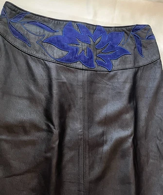 SUPERBE JUPE SIMILI CUIR T40 SIMILI CUIR NOIR ARABESQUES BLEUES - Photo 1/4