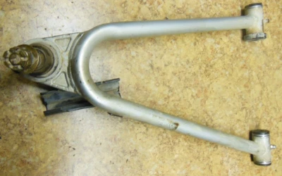 2005 Polaris Phoenix 200 ATV Right Front A Arm Control Suspension Support Mount Foto 1 de 2