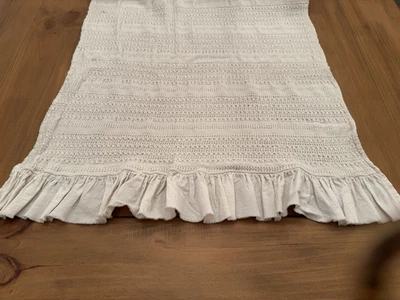 Corredor de mesa Inup Home marfil texturizado con extremos de volantes 95" Foto 1 de 4