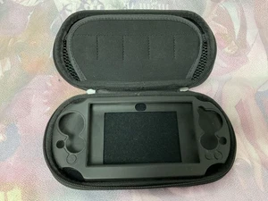 Funda rígida PS Vita negra y azul con bolsillo - Imagen 1 de 2