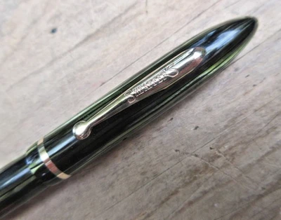 Pluma de colección Sheaffer grande verde estriada aspiradora relleno Ftn - funcionando - FINA 14k nueva en caja Foto 1 de 4