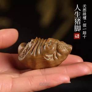 Netsuke de sándalo verde tallado a mano de 3,5*5,5*3 cm: pies de cerdo 人生主角 - Imagen 1 de 4
