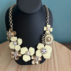 Collar de pedrería floral tono oro amarillo suave flor Stella and Dot Bloom - Imagen 1 de 11