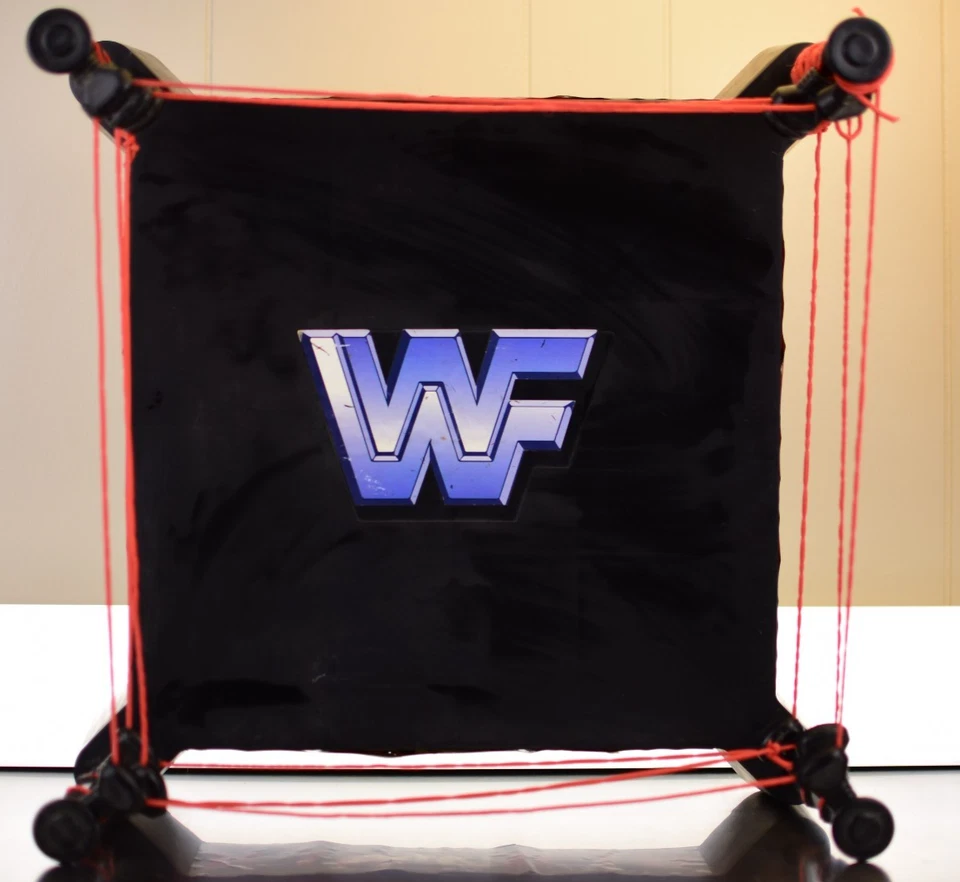 Juego de figuras de anillo de lucha libre WWF Raw is War 1996 con mini anillo que tiene campana Foto 1 de 4