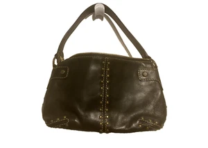 Borsa a tracolla Michael Kors Astor vintage in pelle nera con borchie in ottone - Foto 1 di 10