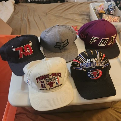 Vintage Hats / Mens - Chicago Bulls / Fox Racing Three-peat 90s snapback - Image 1 of 4