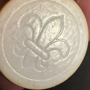 Chip poker Fleur-de-lis vintage in fibra/carta goffrata - Seymour PJQ - Foto 1 di 5