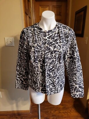 Chaqueta Chico's negra/blanca con estampado animal frente abierto.  Talla 1 Foto 1 de 3