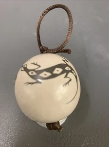 Mata Ortiz Keramik Rosa Mora Handarbeit mexikanische Volkskunst Kugel Ornament dunkle Eidechse - Bild 1 von 4