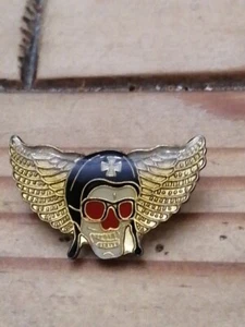 Pin's Pins Pin Enamel% Motard AILES TÊTE DE MORT CROIX DE Fer SKULL "BIKERS " - Imagen 1 de 2