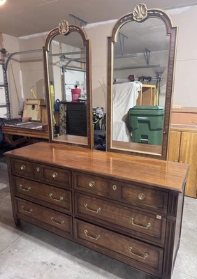 Cómoda Kindel con doble espejo Foto 1 de 4