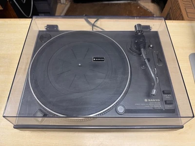 Sanyo TP-1020-2 Giradischi a trazione diretta sistema servo DC ritorno automatico - Immagine 1 di 4