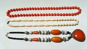 3 Collares Cálidos 2 Cuentas de Plástico y 1 Cerámica Tono Plateado y Plástico Lucite Usado - Imagen 1 de 11