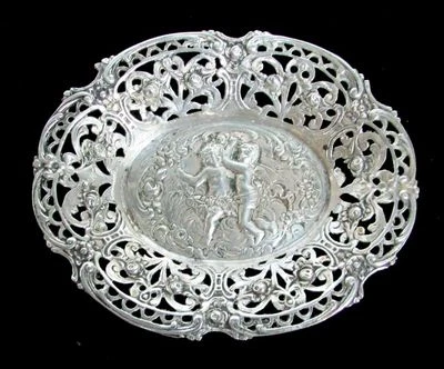 HERMOSO PLATO RETICULADO DE PLATA AUSTRIACA DEL SIGLO XIX con querubines Foto 1 de 3