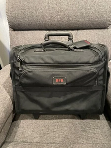MALETÍN DE VUELO DE PILOTO CON RUEDAS GRANDES TUMI NEGRO 2275D $795 - Imagen 1 de 17