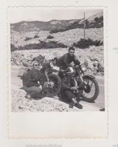 Tripulación revestida de cuero Biker Gang Strikes a Pose con sus motocicletas, placas de licencia - Imagen 1 de 7