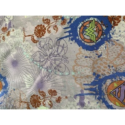 Tela con estampado geométrico floral de Wonder Woman sobre fondo lavanda 42" con BTHY Foto 1 de 4