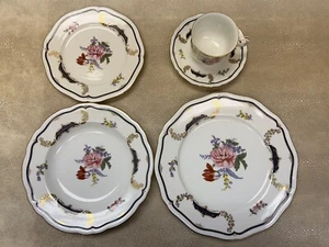 Mikasa Lorraine Dinnerware set for 8 - Picture 1 of 3