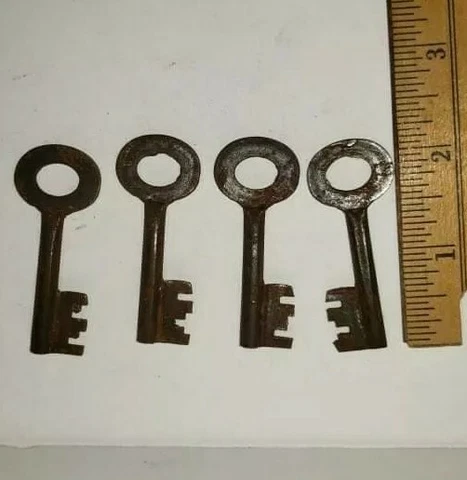 Antique Style Rusty Cast Iron Skeleton Keys (4) Simple Design Decor Crafts 2" Cover