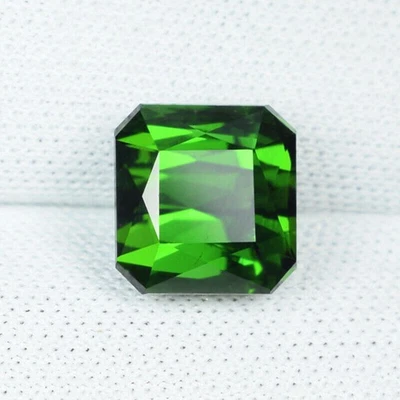 3.50 ct TOP LUSTROUS NICE GREEN NATURAL TOURMALINE  SQUARE   See Vdo  6116 NV - Image 1 of 2