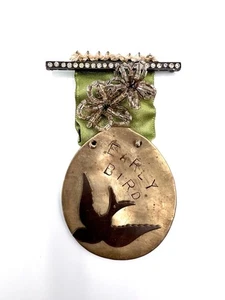Antike Sterling "Early Bird" County Fair Medaille Brosche um 1900 Perlenband - Bild 1 von 9