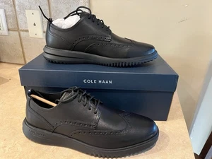 Oxford Cole Haan uomo Grand+ punta alare in pelle nera taglia 9,5 M - Foto 1 di 5