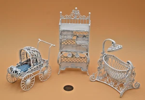 Viktorianisches Puppenhaus weiß Metall Korb Lot Baby Stubenwagen, Kutsche & Regal 3 Stck. - Bild 1 von 22