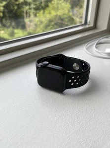 Apple Watch Series 5 (40 mm) avec quatre bracelets de montre supplémentaires (silicone, métal) - Photo 1 sur 8