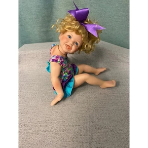 Muñeca de porcelana Ashton Drake Galleries 1995 colección bebés playa Carly vintage - Imagen 1 de 10