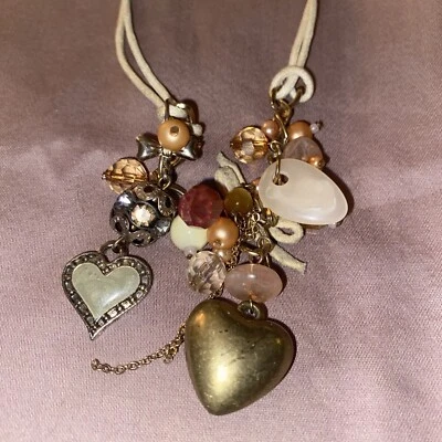 "Collar gargantilla de 12"" piedras y dijes de corazón en cordón de marfil" Foto 1 de 3