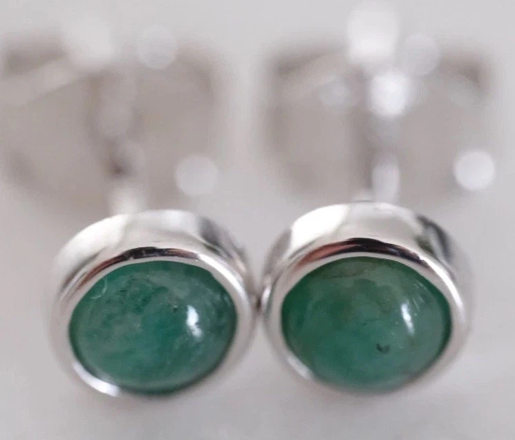 Aretes de platino esmeralda colombiana natural de 4,5 mm Foto 1 de 2